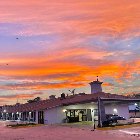 Sunset Inn Brady Exterior photo