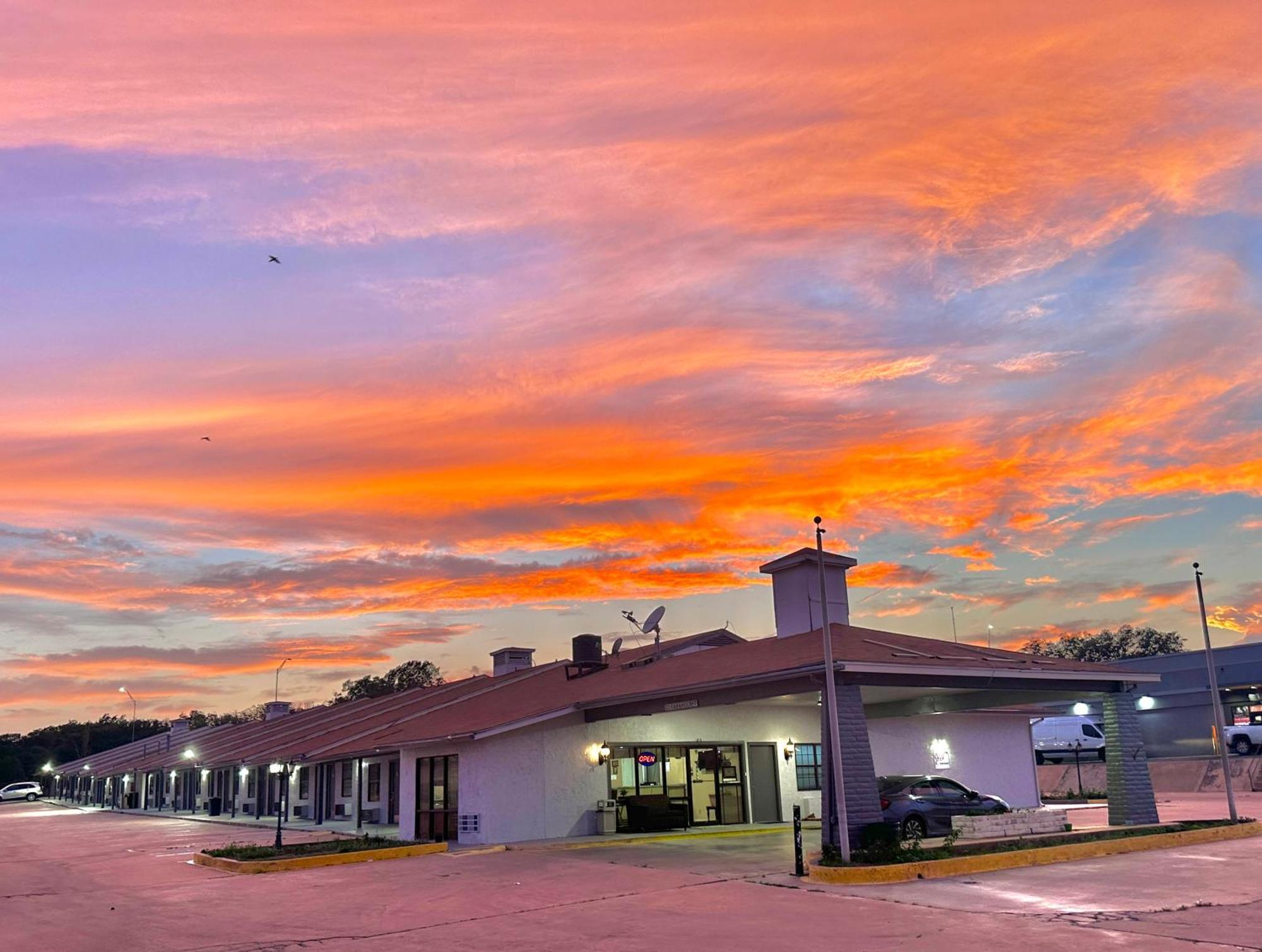 Sunset Inn Brady Exterior photo